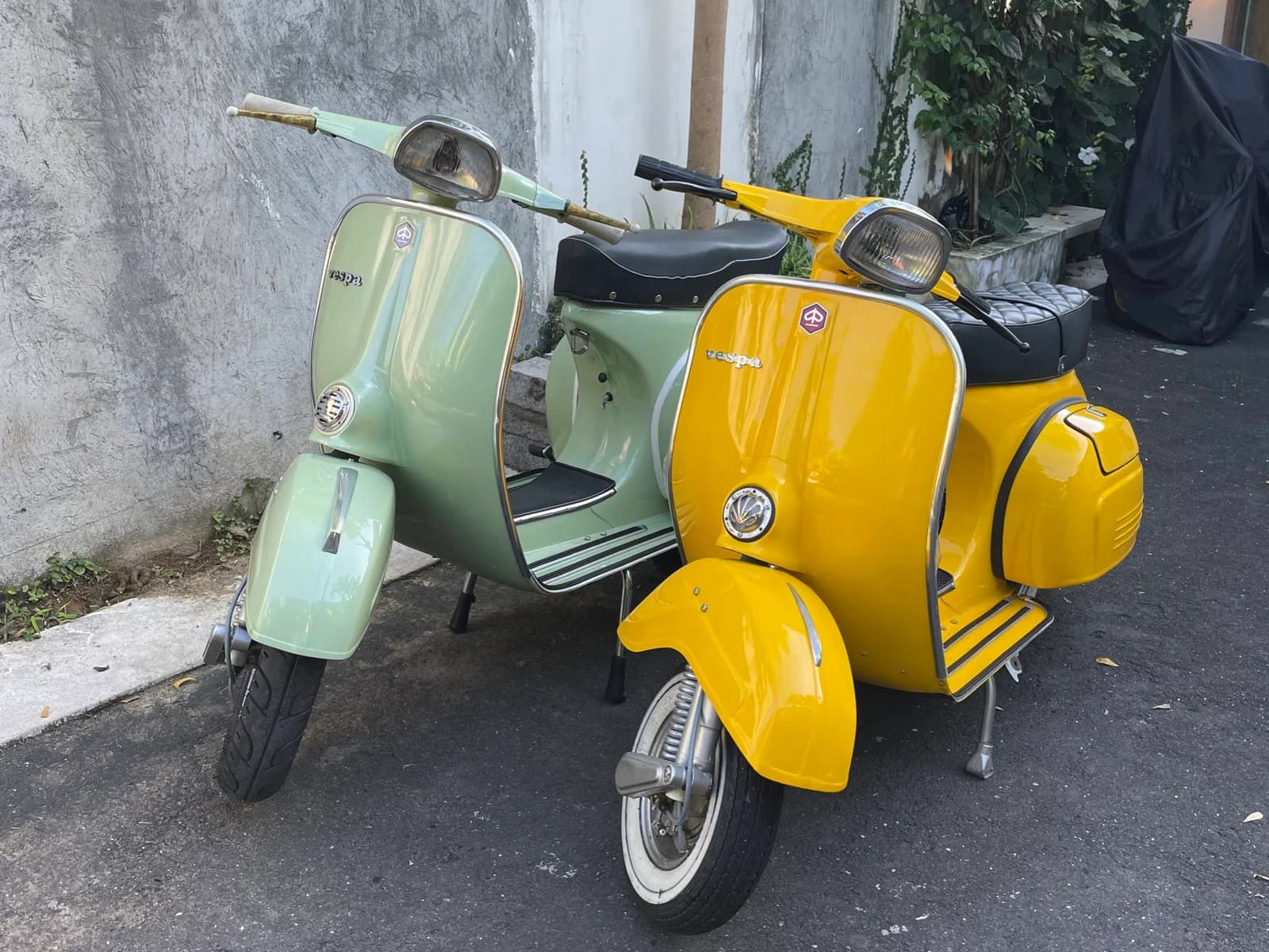 Vintage Vespas (1975 + 1980)